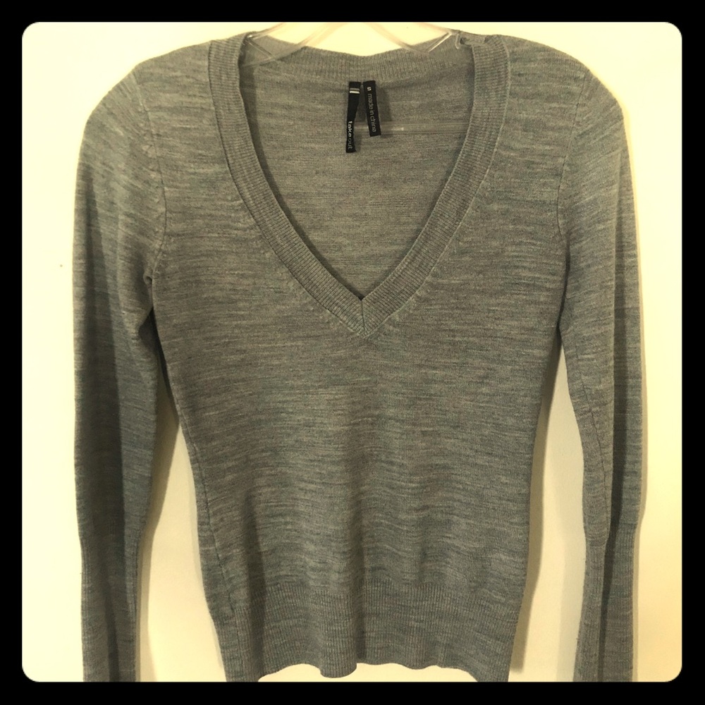 Vcut sweater